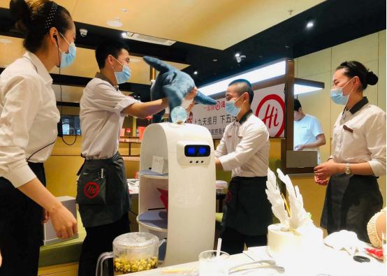 擎朗送餐机器人与上千家餐饮品牌合作 打造全新餐饮配送服务